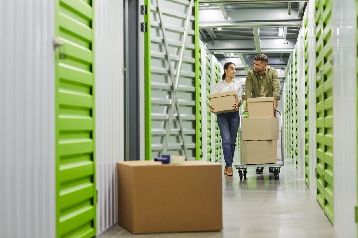 https://cdn.sastorage.com/wp-content/uploads/2023/03/A-couple-bring-boxes-to-their-indoor-storage-unit-on-a-moving-cart.jpg